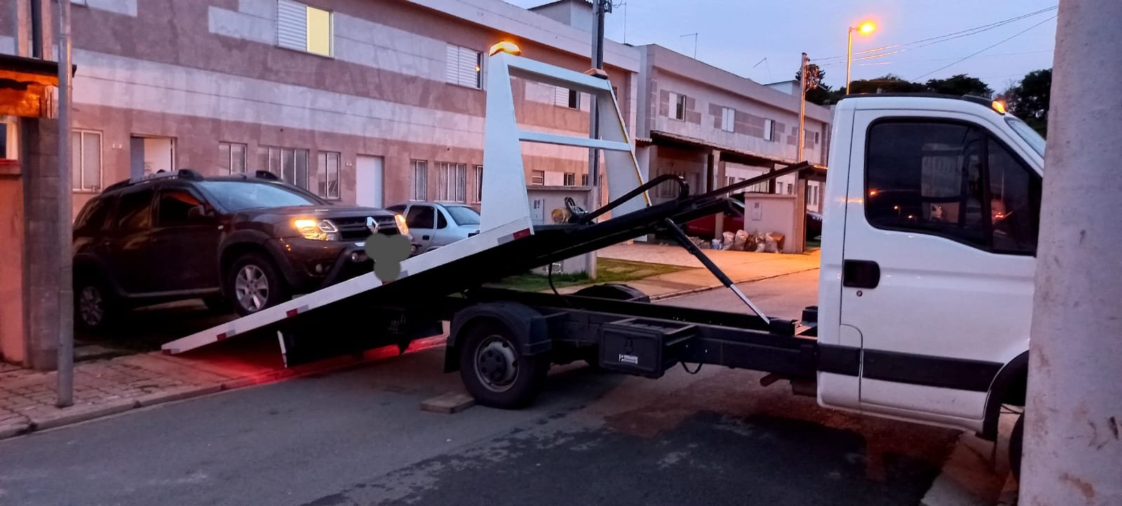 Renault Duster sendo embarcado ao anoitecer